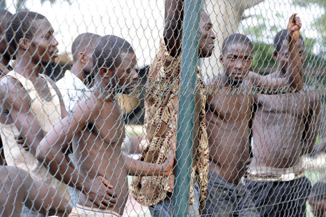 Sécurité de prisons et évasion au Nigeria : 100 détenus s’évadent après des pluies.  